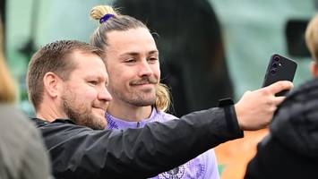 jackson irvine beschädigt sein eigenes denkmal beim fc st. pauli