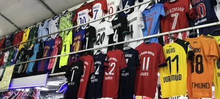 Unsere Redaktion wollte FCA-Römertrikot kaufen: Das Millionengeschäft mit gefälschten Trikots