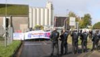 landwirtschaft: protestierende blockieren zufahrten von hafendienstleister
