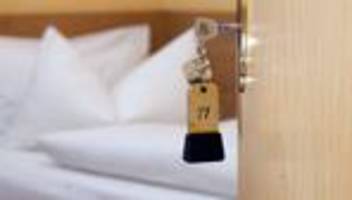 memmingen: hotelgast findet fremden mann schlafend im eigenen zimmer