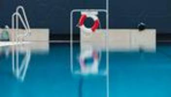 Prozess in Hamburg: Als sie sich umdrehte, sah sie eine verwaiste Schwimmnudel im Wasser