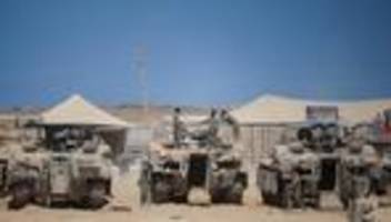 waffenruhe im gazastreifen: israels armee bleibt im gazastreifen, zehntausende ziehen gen norden