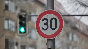 Tempo 30 aufgehoben: Entscheidung gegen Berliner Bezirk und Anwohner
