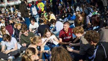 pudding mit gabel: warum der süß-absurde trend ins schwarze trifft