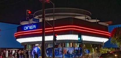 Hollywood: Elon Musk eröffnet Tesla Diner