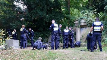 großeinsatz auf friedhof: polizei findet drogen in erdlöchern