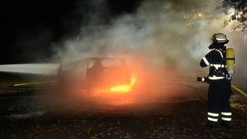 nickerchen auf dem parkplatz – auto geht plötzlich in flammen auf