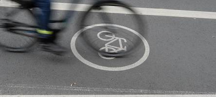 radfahrer stößt 86-jährigen nach streit ins gebüsch