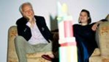 altersunterschied in der beziehung: er ist 67, sie 36, als sie sich verlieben