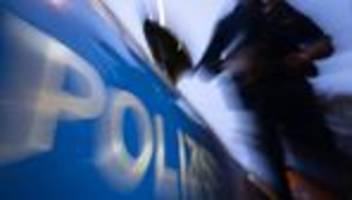 Versuchtes Tötungsdelikt: Pflasterstein auf Auto geworfen - Verdächtiger geflüchtet