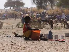 bei lebendigem leib verbrannt: rsf schießt drohnen auf flüchtlingslager im sudan