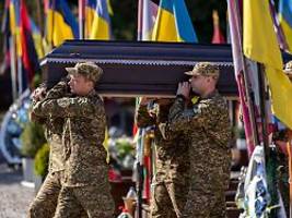 Leichen sind Herausforderung: Das passiert mit den Gefallenen im Ukraine-Krieg