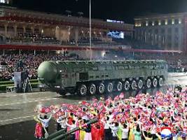 Stärkstes Waffensystem: Nordkorea zeigt neue Atomrakete bei Militärparade
