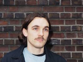 Interview mit Kaleb Erdmann: „Gewalt zieht einen zurück in dieses dunkle Loch“