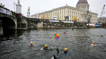 Dutzende trotzen Schmuddelwetter und demonstrieren in der Spree