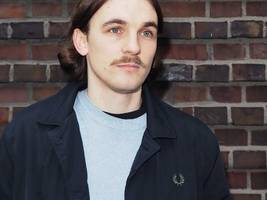 Interview mit Kaleb Erdmann: „Gewalt zieht einen zurück in dieses dunkle Loch“
