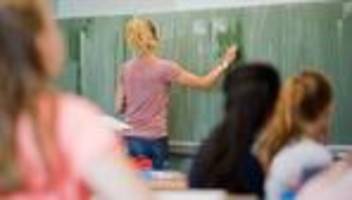 Arbeitszeitstudie: Lehrer mit wöchentlich 2,5 Überstunden während Schulzeit