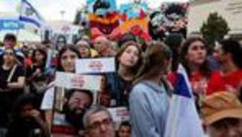 Israel: Jetzt live: Tausende in Tel Aviv verfolgen Geiselbefreiung