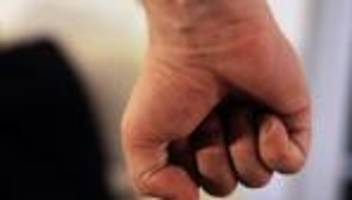kriminalität: gewalt in der familie: mann greift 18-jährige an