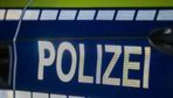 Überhöhte geschwindigkeit: 18-jähriger fährt in fünf autos - 100.000 euro schaden