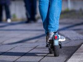 Verdacht auf Drogenkonsum: Frau sichert Kind mit Fahrradschloss auf E-Scooter