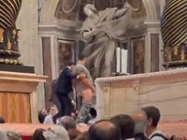 Vor Hunderten Petersdombesuchern: Mann uriniert auf Papstaltar im Vatikan