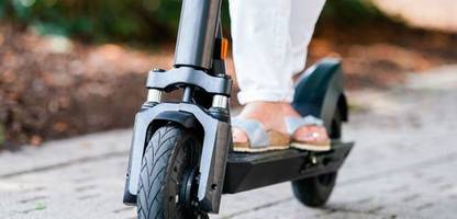 Alzey in Rheinland-Pfalz: Mutter bindet Kind mit Fahrradschloss an E-Scooter