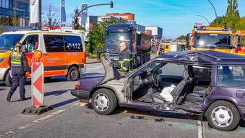 Lkw übersehen? Autofahrer wird bei Zusammenstoß schwer verletzt