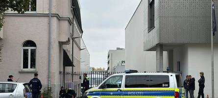 demo: polizei rückt mit größerem aufgebot zu renk in die gögginger straße