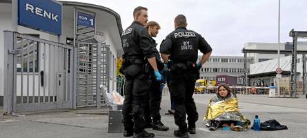 Demonstranten kleben sich vor Renk fest: Bilder des Augsburger Polizeieinsatzes