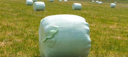 26-Jähriger wird von 600 Kilo schwerem Silage-Ballen überrollt