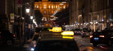 Nach Zusammenstoß mit Streifenwagen: Taxi kracht in Glasfassade von Münchner Hotel