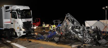 Tödlicher Unfall auf A3: Auto zwischen Lastwagen zerquetscht