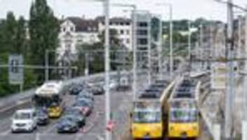Unfall: Verbotenes Abbiegen – Auto kracht in Stuttgarter Stadtbahn