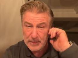 Fahrzeug zu Schrott gefahren: Alec Baldwin kracht bei Autounfall gegen Baum