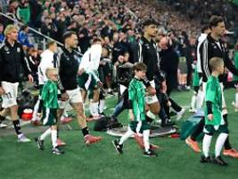 hätten abtreiben sollen: dfb-star macht ekelhafte beleidigungen öffentlich