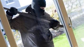 Im Mehrfamilienhaus: Einbrecher stehlen Bargeld, Laptop und Airpods