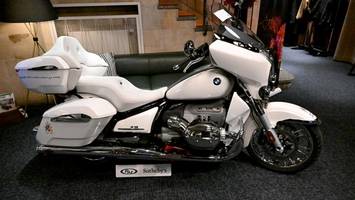 Papst Leo XIV. signiert Motorrad – Auktion startet in München
