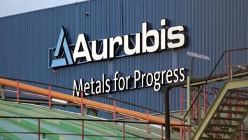 feuerwehreinsatz bei aurubis – schwimmbagger droht zu sinken