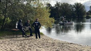 Polizeitaucher aus Nürnberg suchen Badesee mit Spezialgerät ab