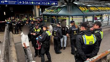 schreck am hauptbahnhof – polizisten finden revolver bei kontrolle