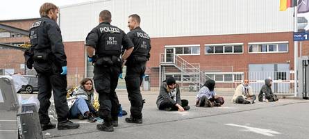 Nach Klebe-Protest bei Renk: Polizei ermittelt wegen Nötigung