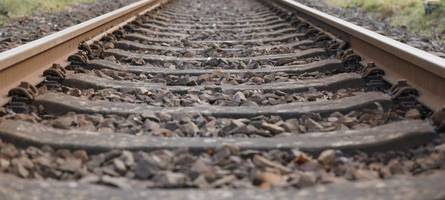 Antisemitische Beleidigungen an Bahnhof in Bayern: Mann wirft mit Gegenständen um sich