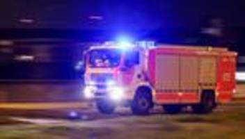 Feuer bei Entsorgungsbetrieb: Großbrand in Müllanlage bei Hambühren – Löscharbeiten laufen