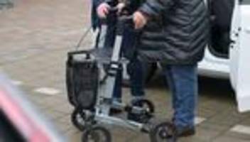 Häusliche Pflege: Tausende Pflege-Nachbarschaftshelfer - Sorge vor Kürzungen