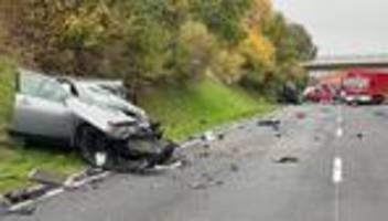 Tödlicher Unfall: Frontalzusammenstoß auf B51 – Frau tot, mehrere Verletzte