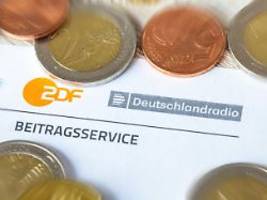 Erneute Klageprüfung angeordnet: Klägerin erzielt Etappensieg im Streit um Rundfunkbeitrag