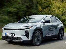 Familien-SUV mal neu und anders: Erste Testrunde mit dem Toyota C-HR+ – schon als Prototyp solide