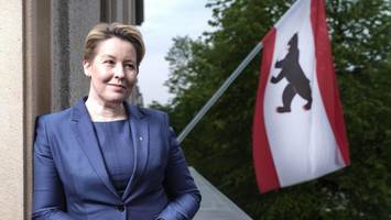 alle hassen berlin? giffey kontert in warschau mit stehgreifrede