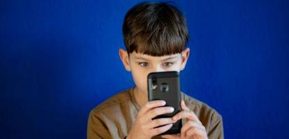smartphones und kinder: eltern verschieben handykauf nach schulleiter-warnung